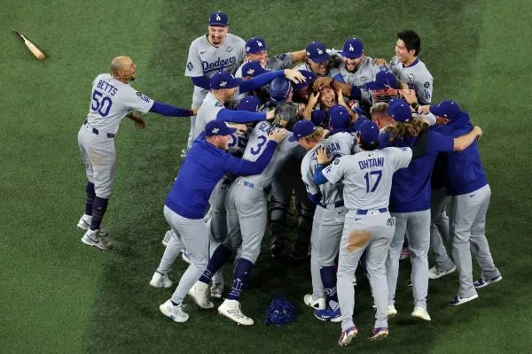MLB道奇奪冠後球員激動相擁(photo:wsj)/金享娛樂城