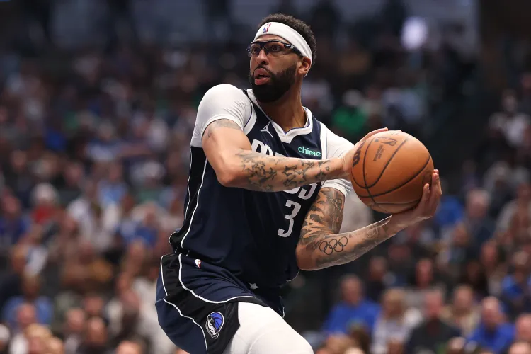 安東尼·戴維斯(Anthony Davis),達拉斯獨行俠隊(Dallas Mavericks),在2026年1月1日於德州達拉斯美國航空中心(American Airlines Center)對陣費城76人隊(Philadelphia 76ers)上半場比賽中傳球。/金享娛樂城